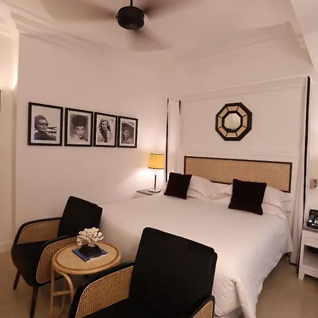 Boutique Esplanade Πέστουμ